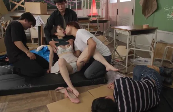 sex viet nam moi cap nhat Giúp đỡ cậu bạn trai bị bắt nạt, nữ sinh dính vào đám côn đồ biến thái