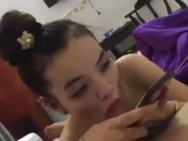 phim sex sieu nhân Em đĩ vừa mút vừa check tin nhắn khách kế tiếp